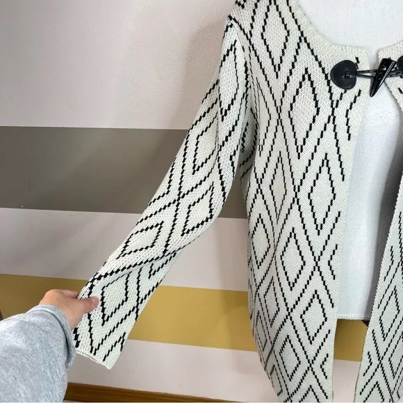 Escio Anthropologie White Black Diamond Business Casual Knit Statement Cardigan