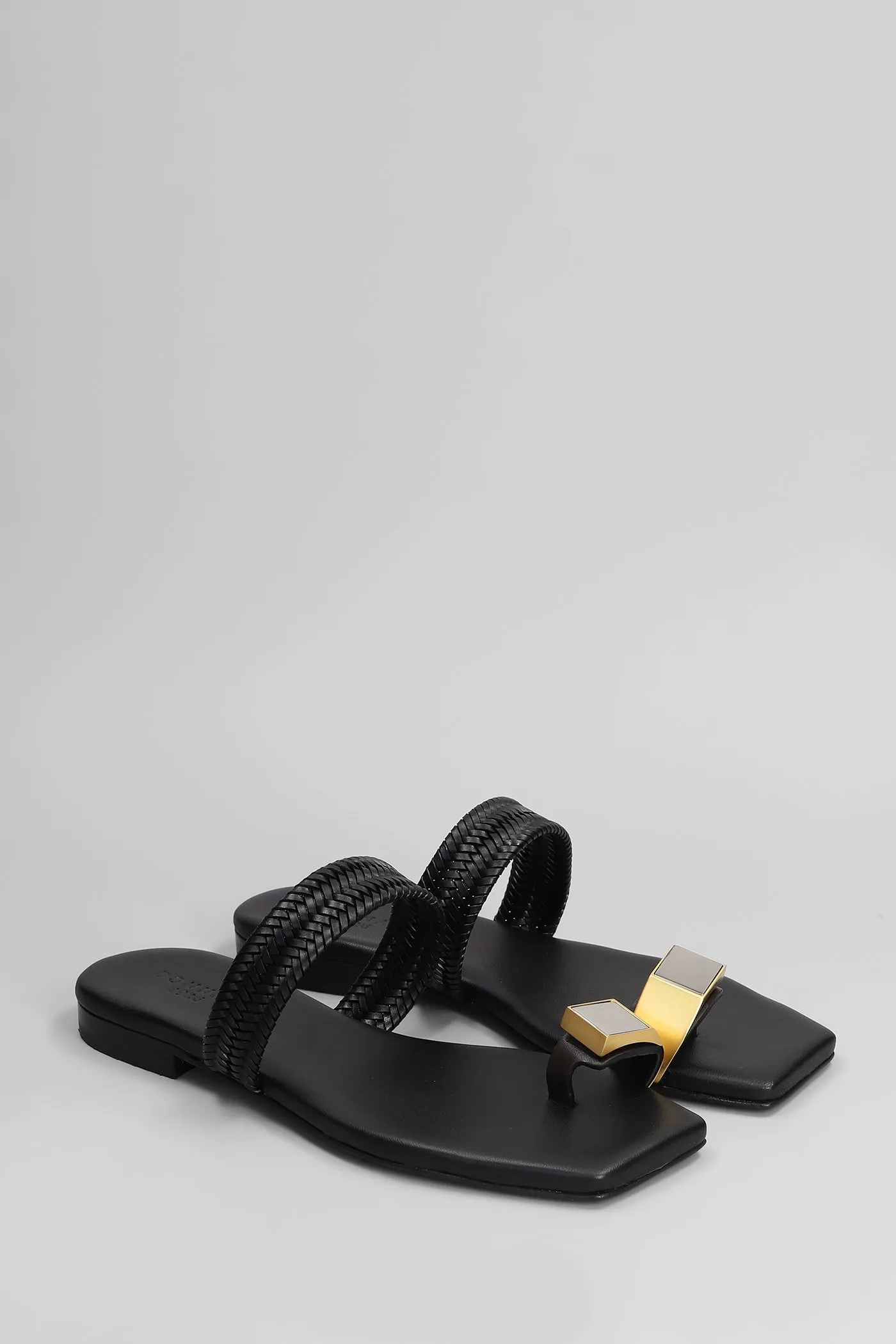 Flats in black leather