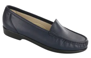 Women's Simplify Slip On Loafer in Navy